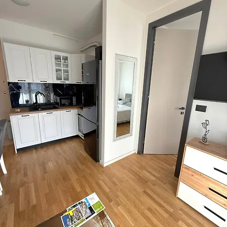 Lana With Private Parking Pula