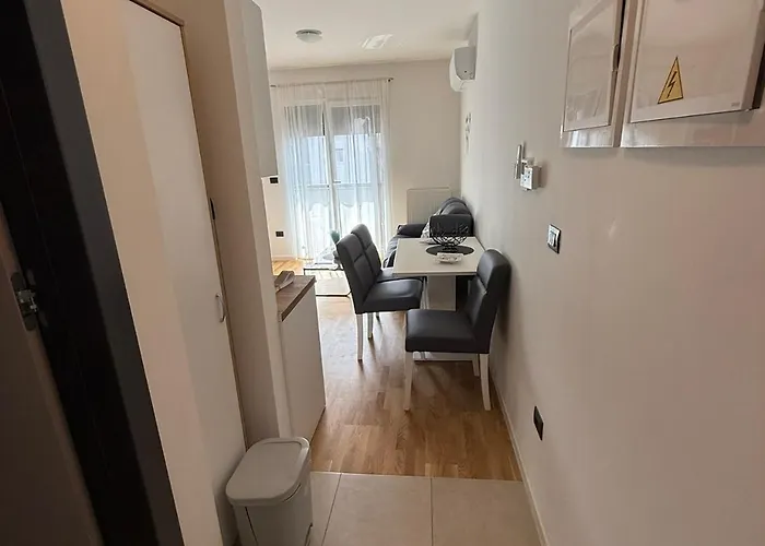 Apartment Lana With Private Parking