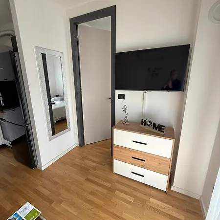 Lana With Private Parking Apartman